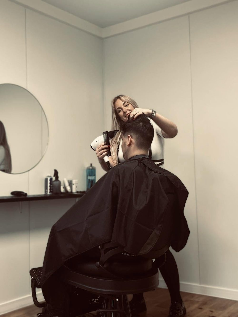 Patrycja Kuna podczas strzyżenia w salonie SymPati Barber